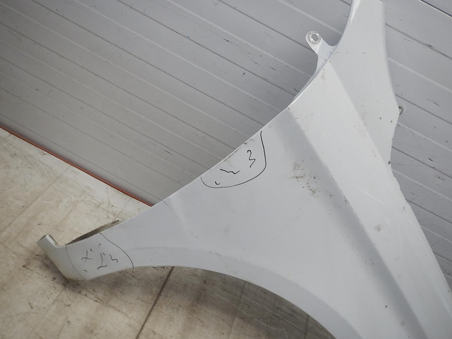 Крыло переднее правое