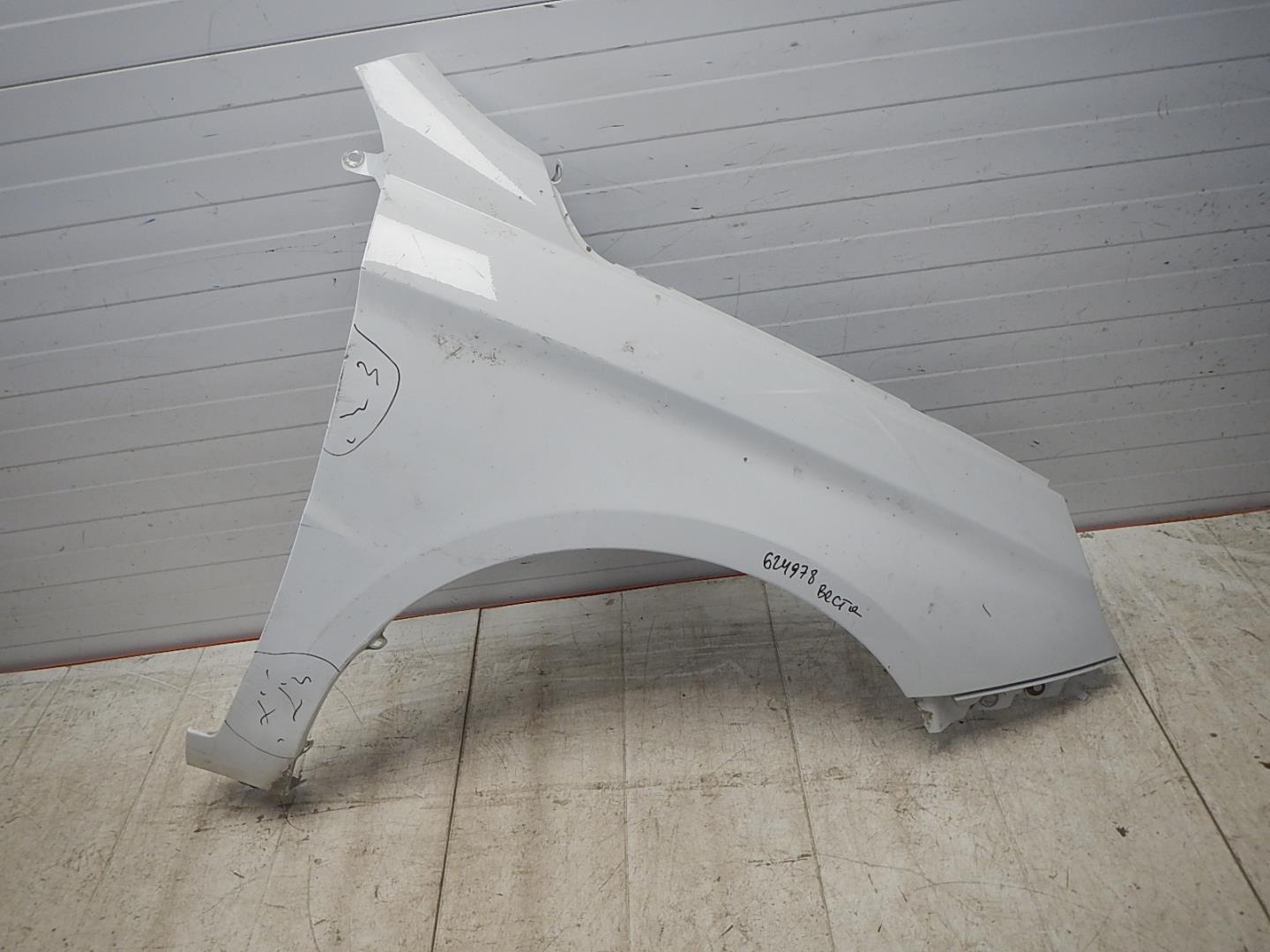 Крыло переднее правое