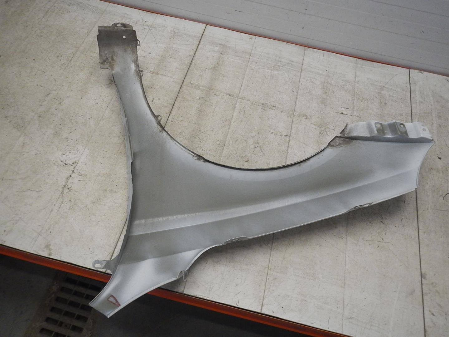 Крыло переднее правое