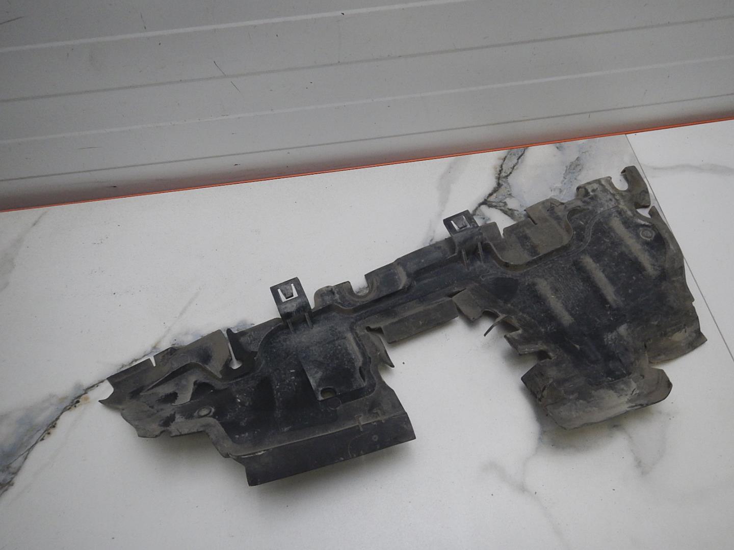 Воздуховод радиатора левый