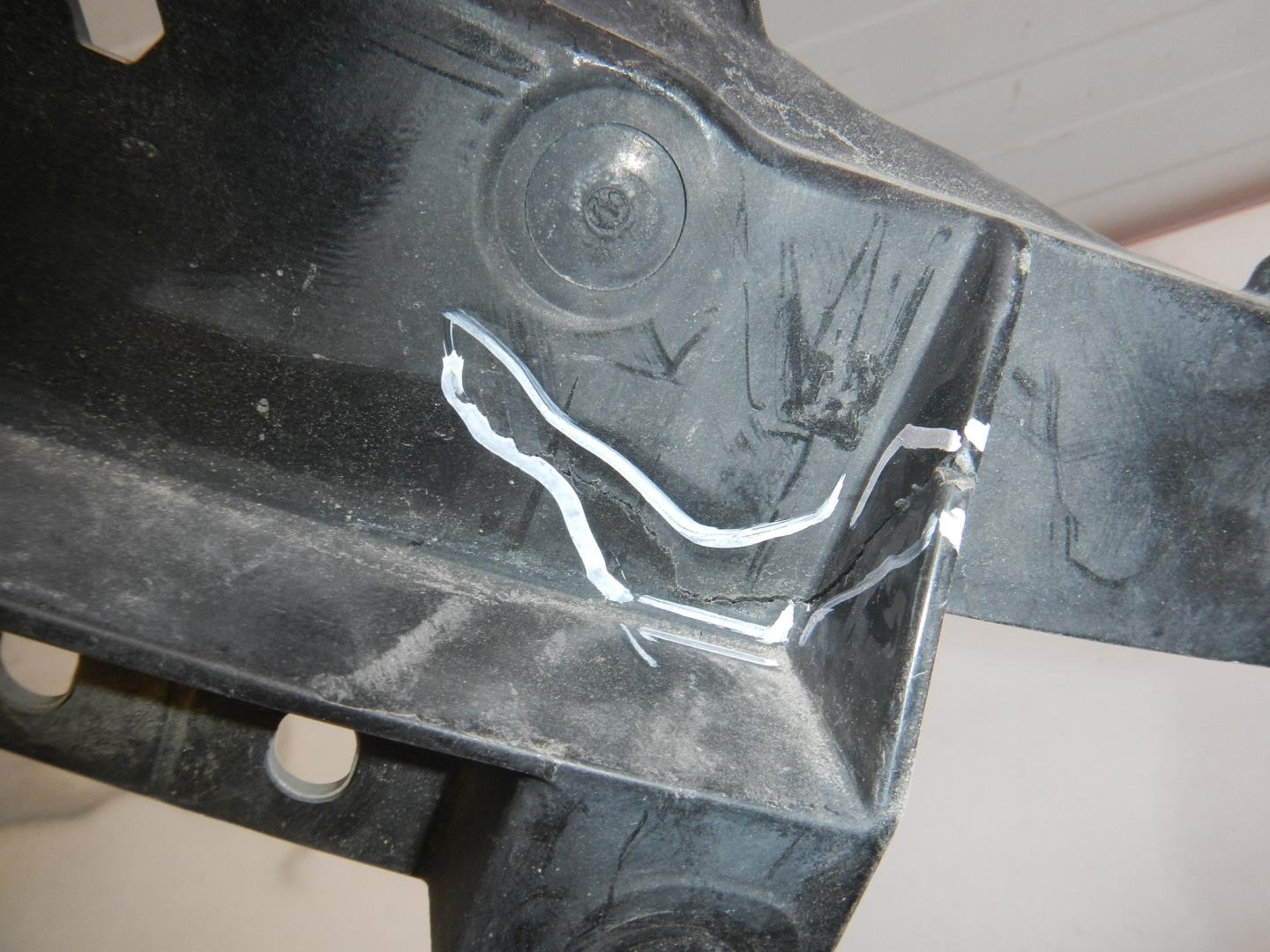 Кронштейн переднего бампера левый