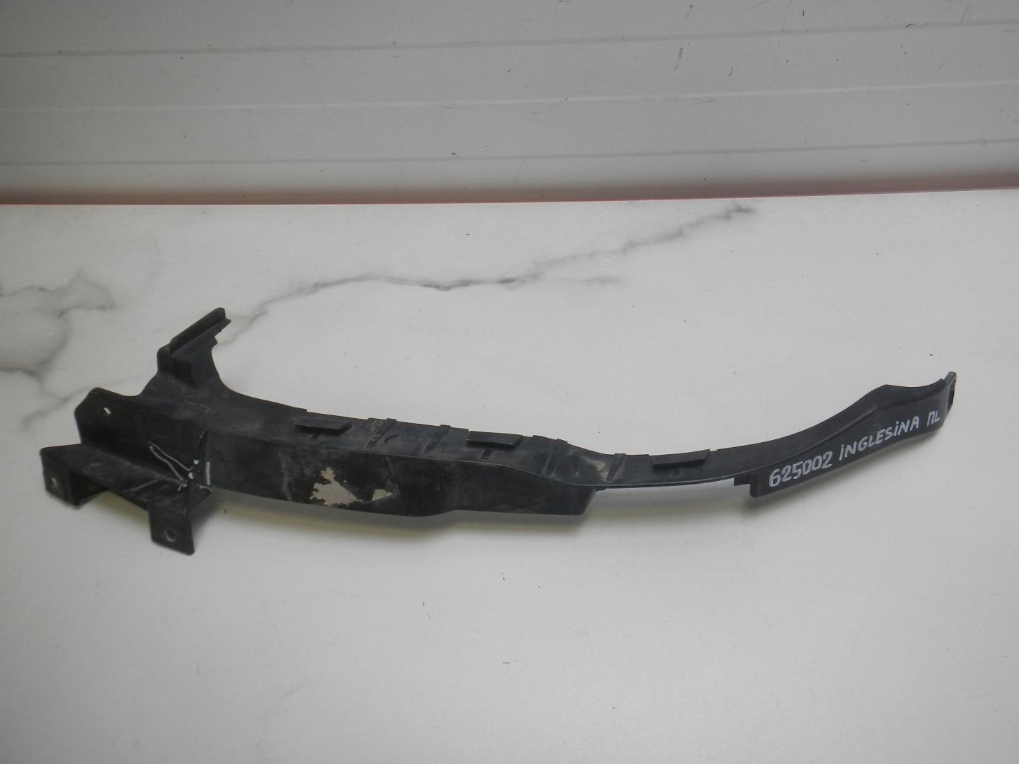 Кронштейн переднего бампера левый