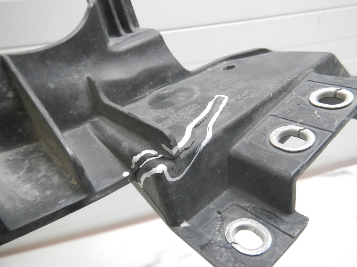 Кронштейн переднего бампера левый