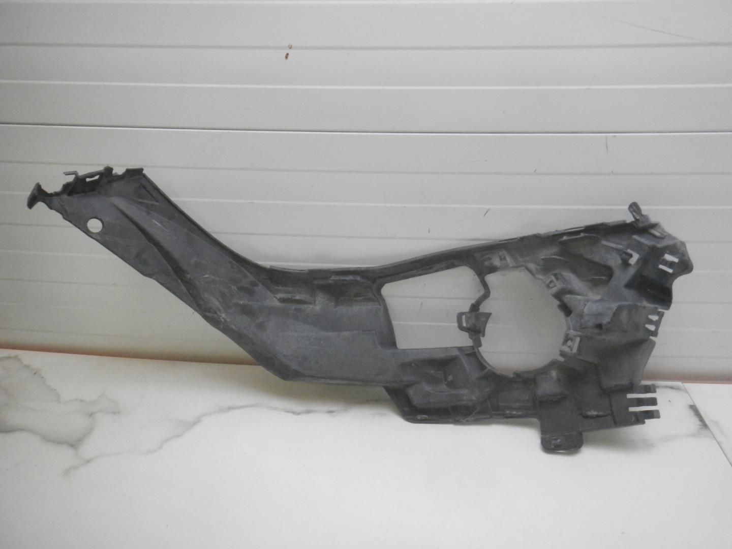 Кронштейн переднего бампера левый