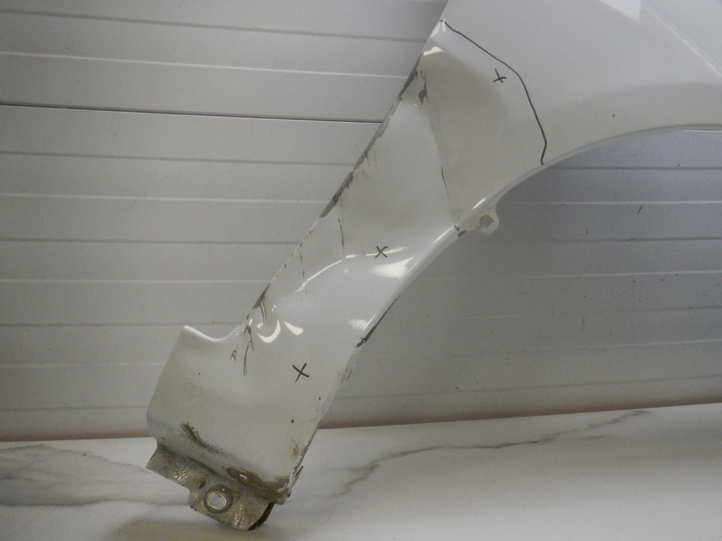 Крыло переднее правое