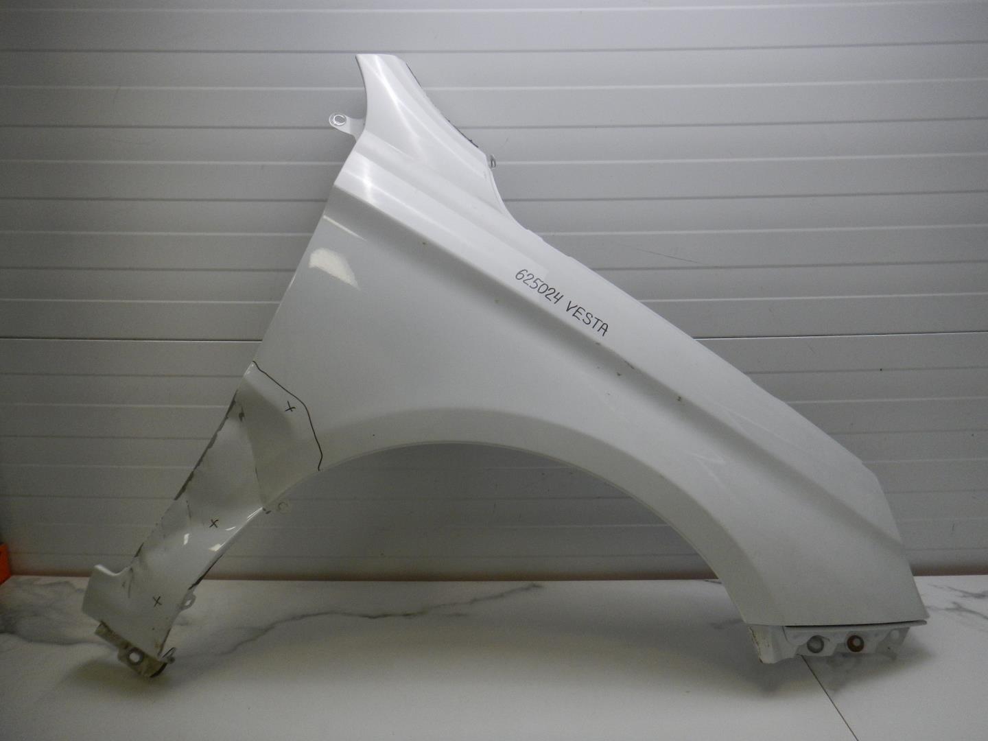 Крыло переднее правое