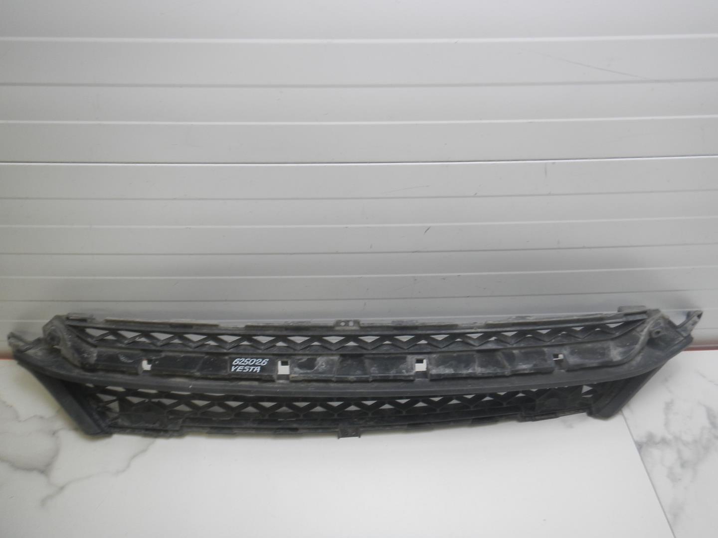 Решетка в бампер центральная