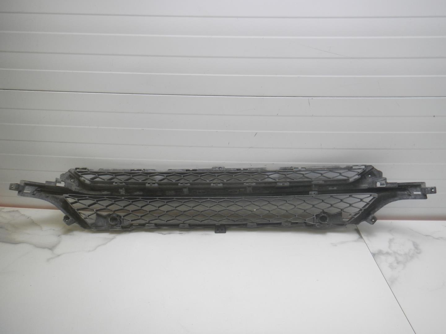 Решетка в бампер центральная