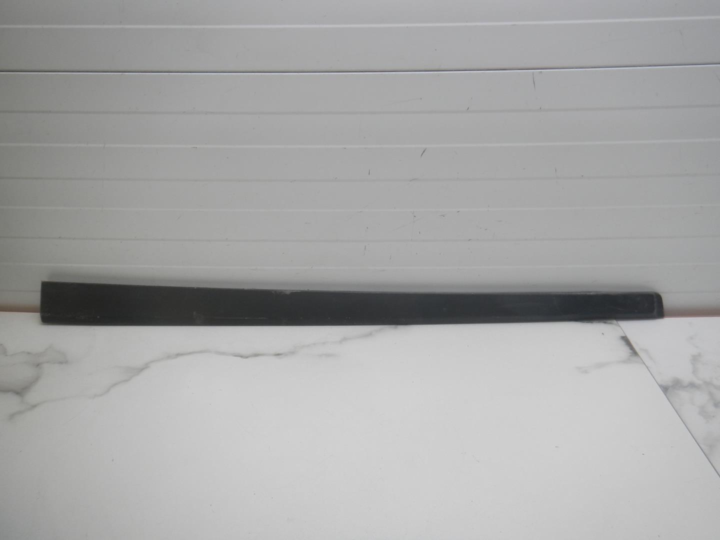 Молдинг передней левой двери