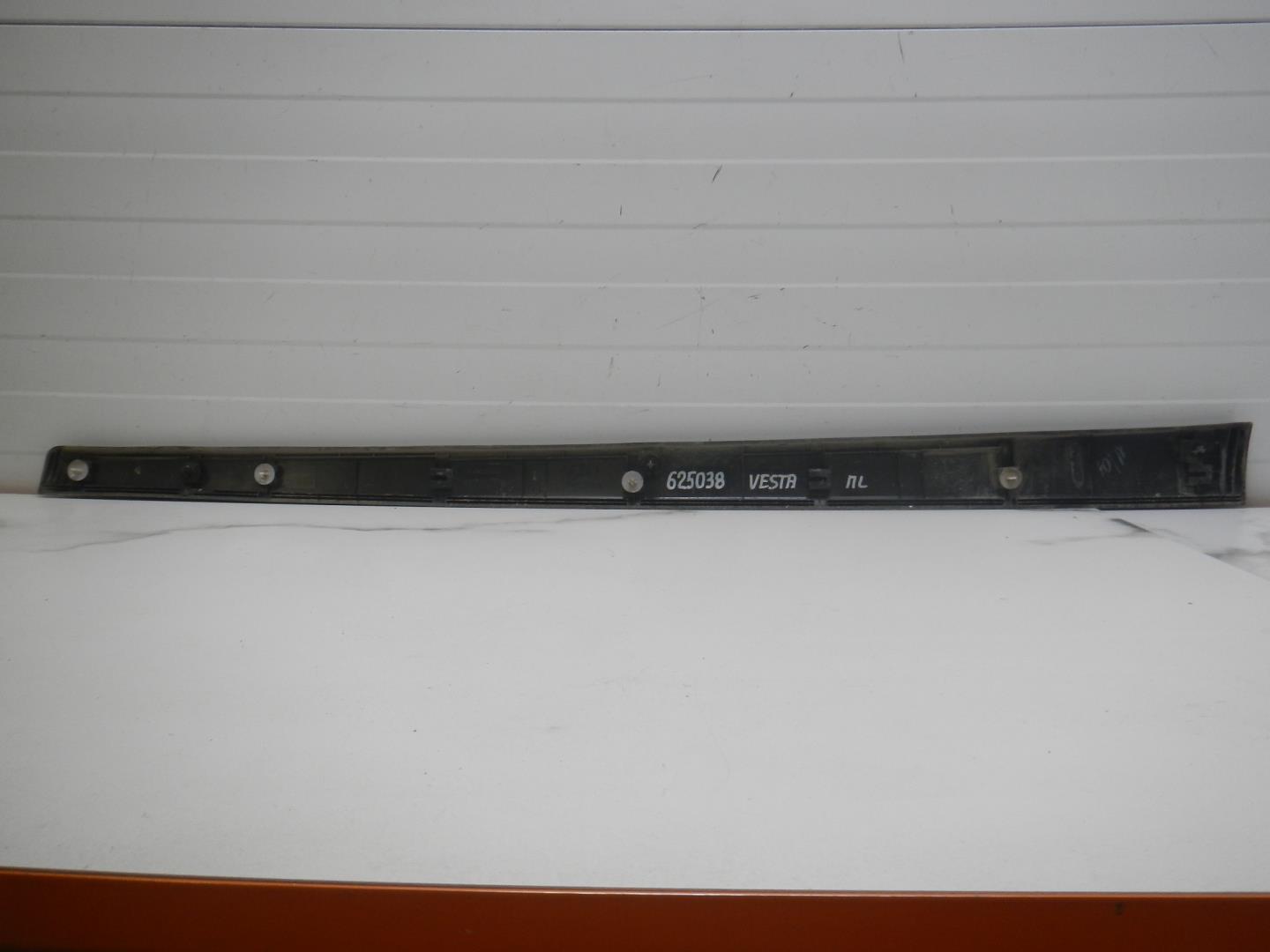 Молдинг передней левой двери