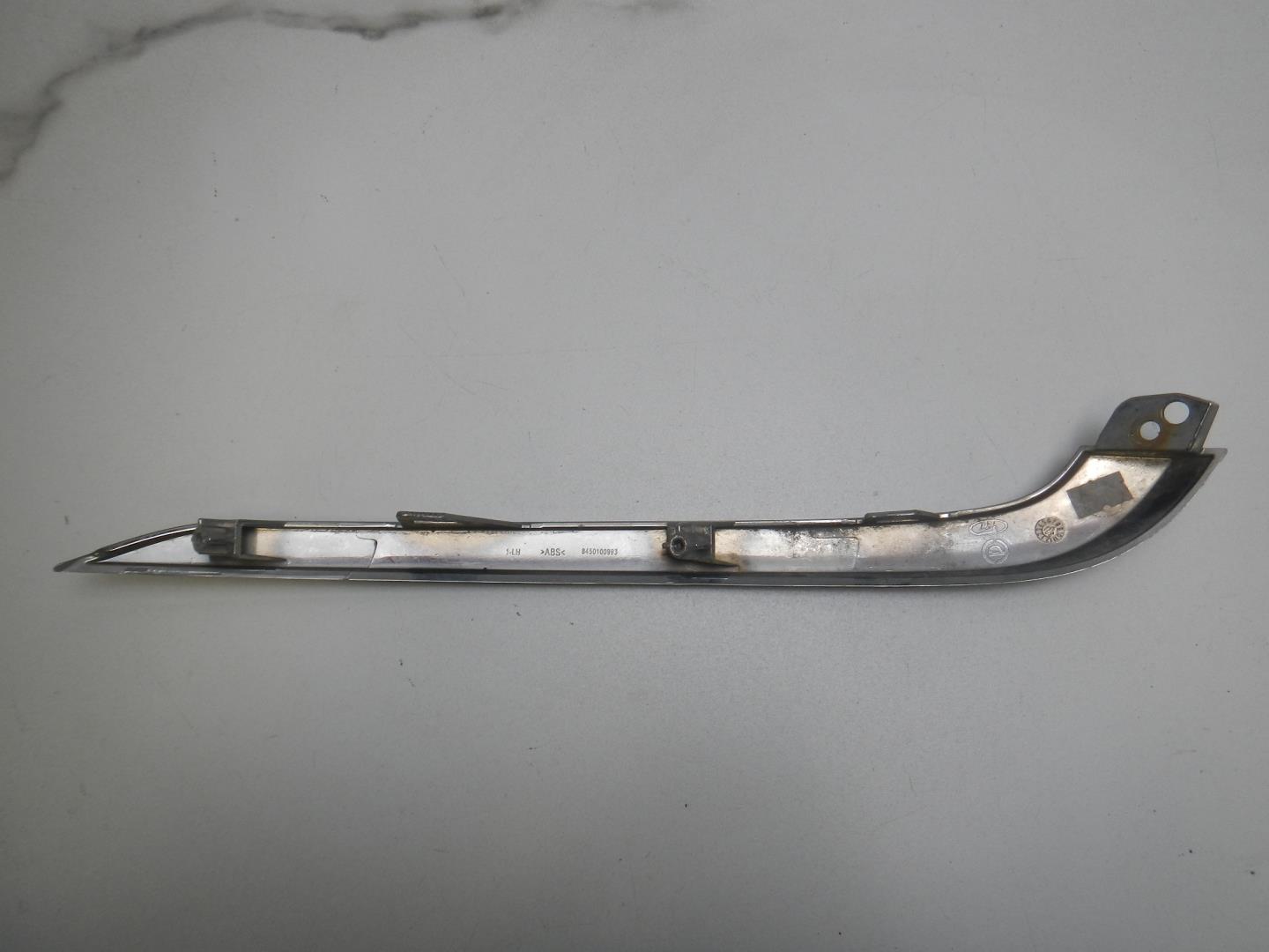 Молдинг переднего бампера левый