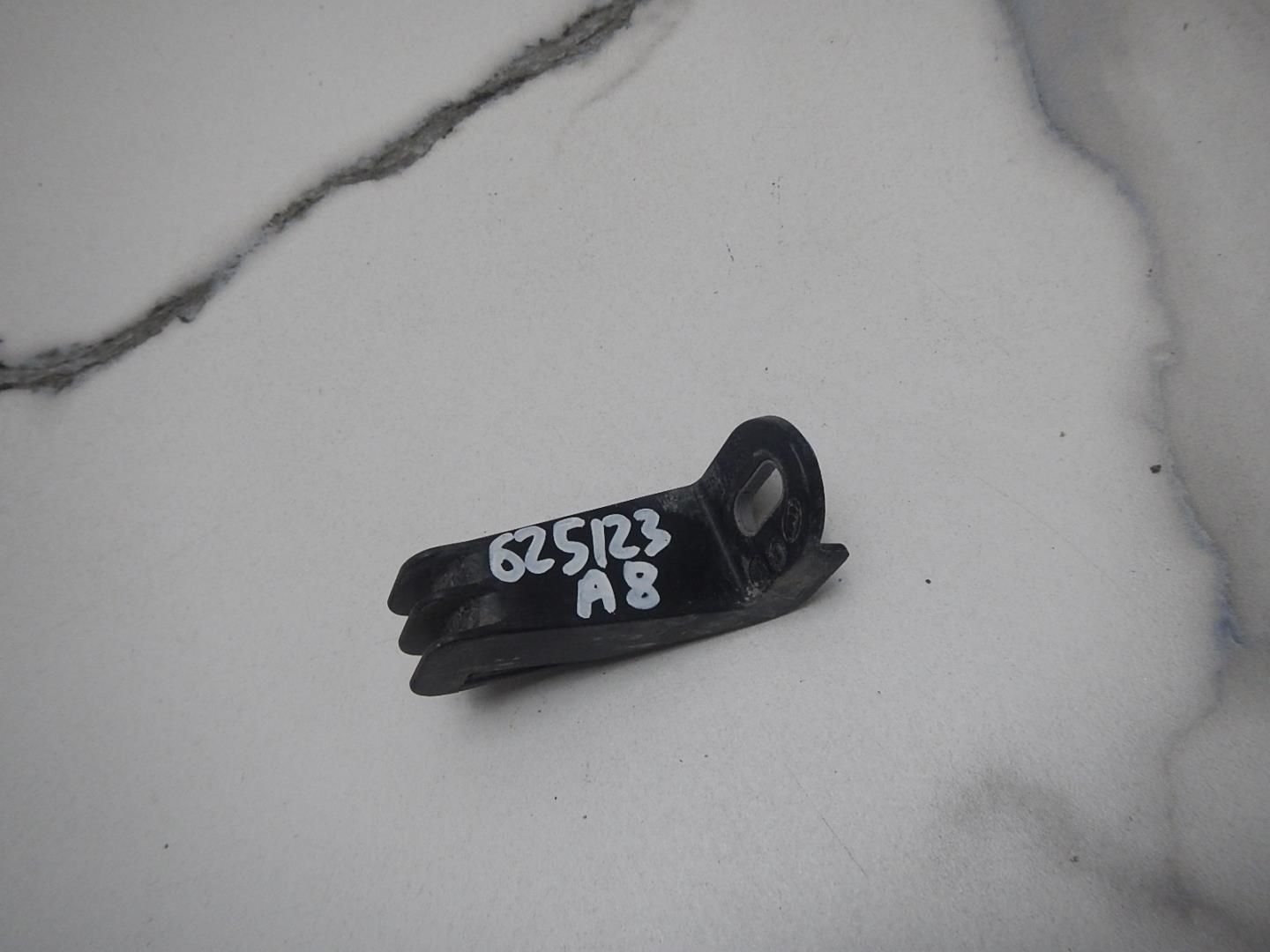 Кронштейн фар левый