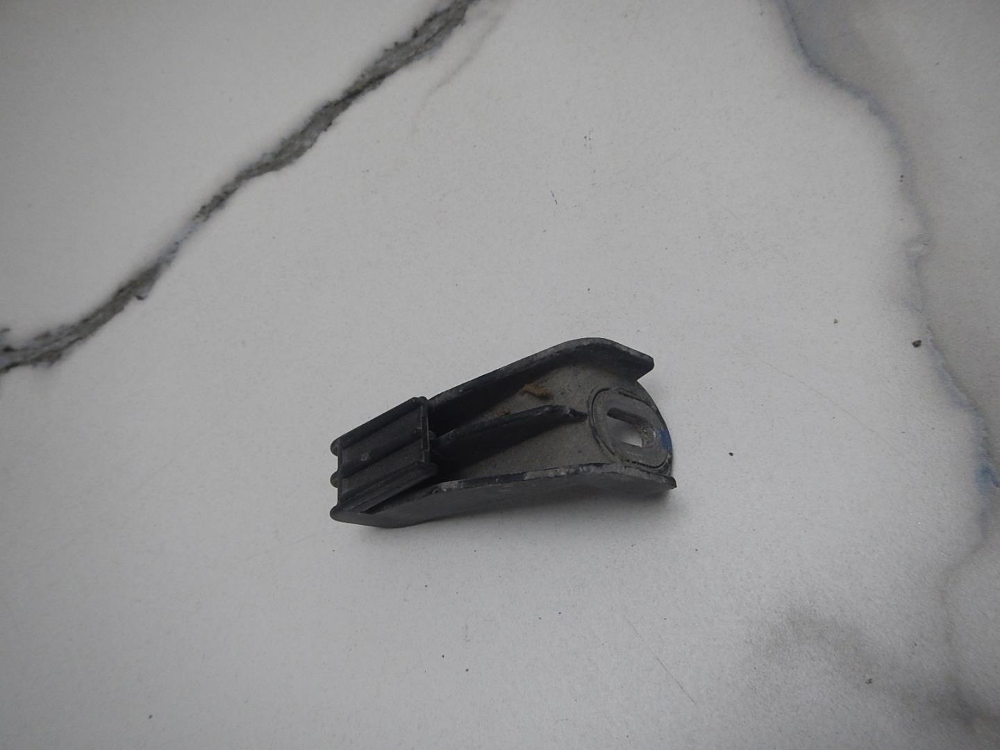 Кронштейн фар левый