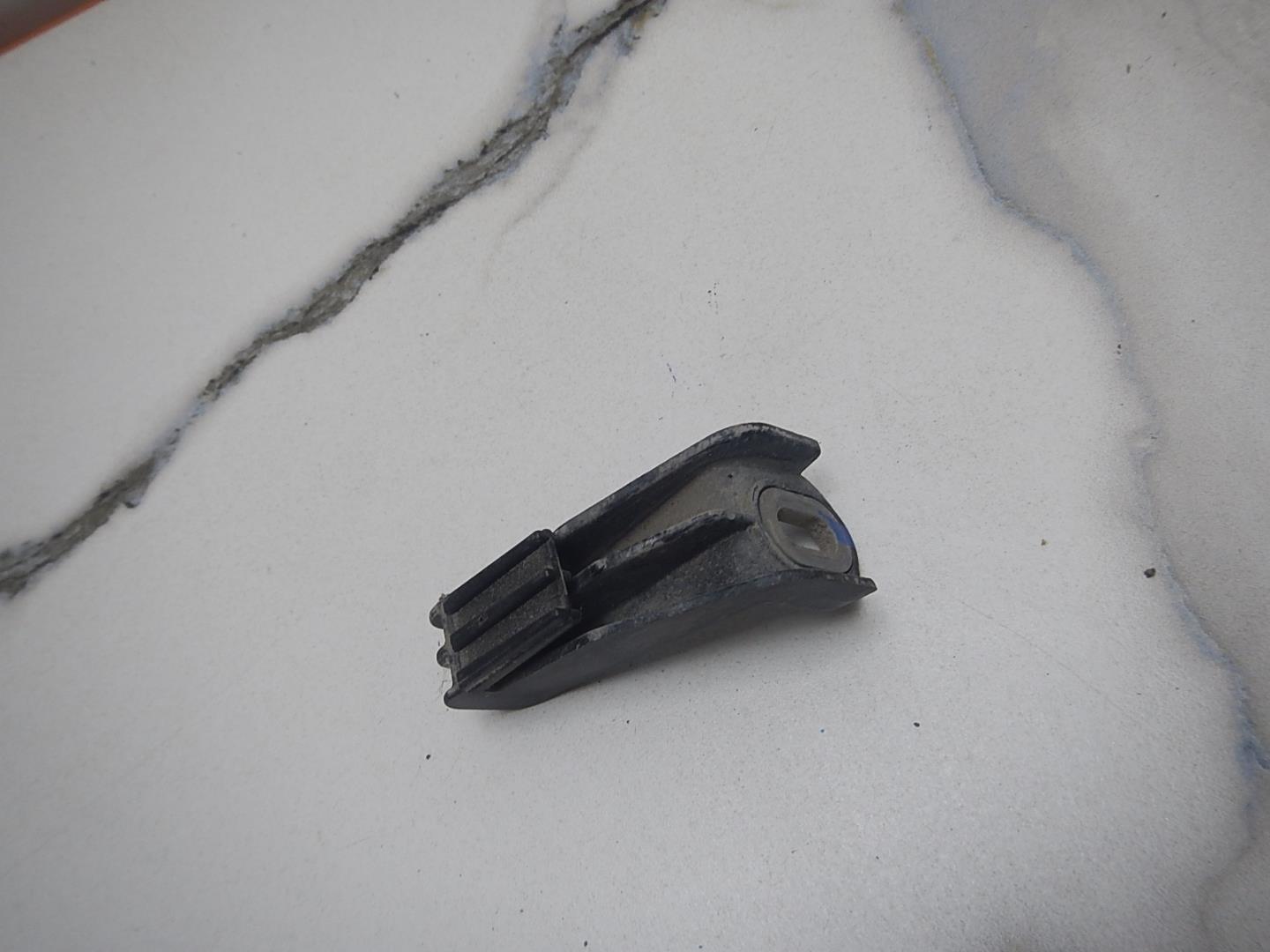 Кронштейн фар левый