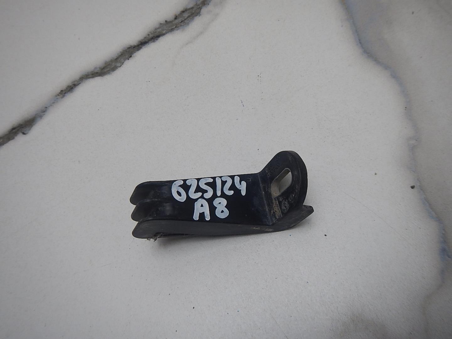 Кронштейн фар левый