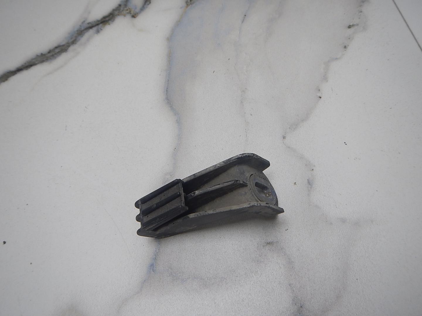 Кронштейн фар правый