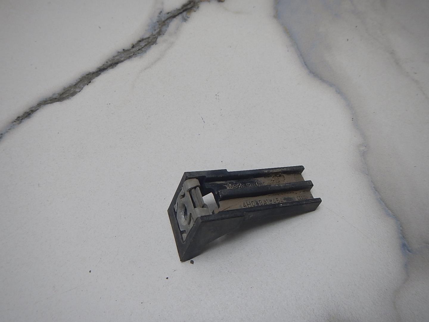 Кронштейн фар правый