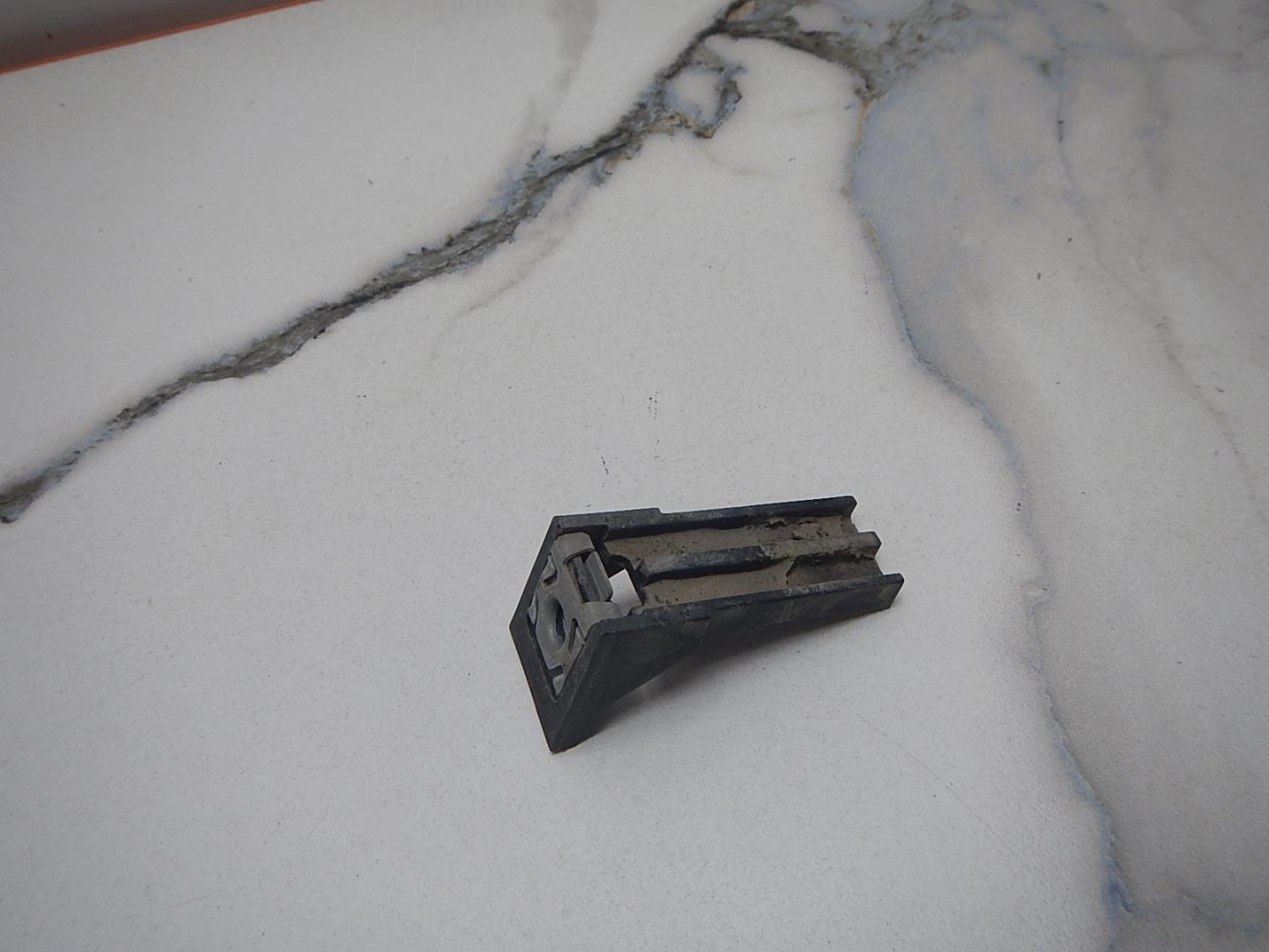 Кронштейн фар левый