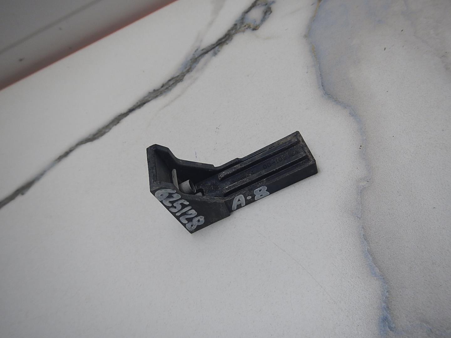 Кронштейн фар левый