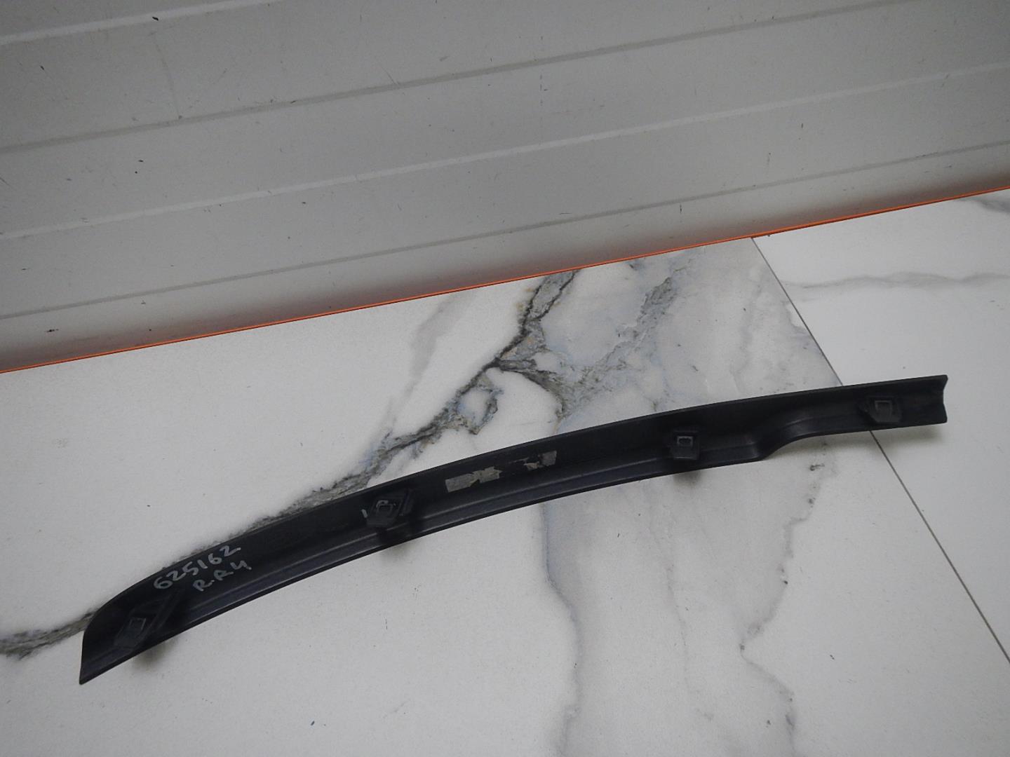 Молдинг переднего бампера правый