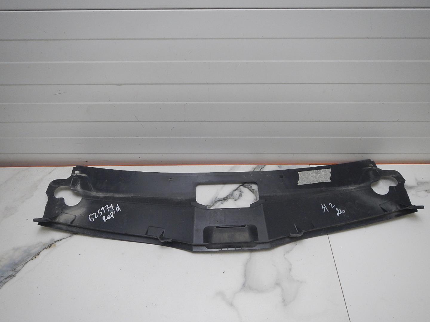 Кожух замка капота