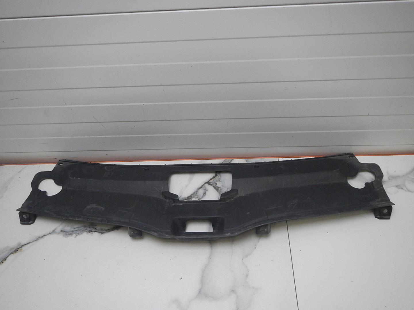 Кожух замка капота