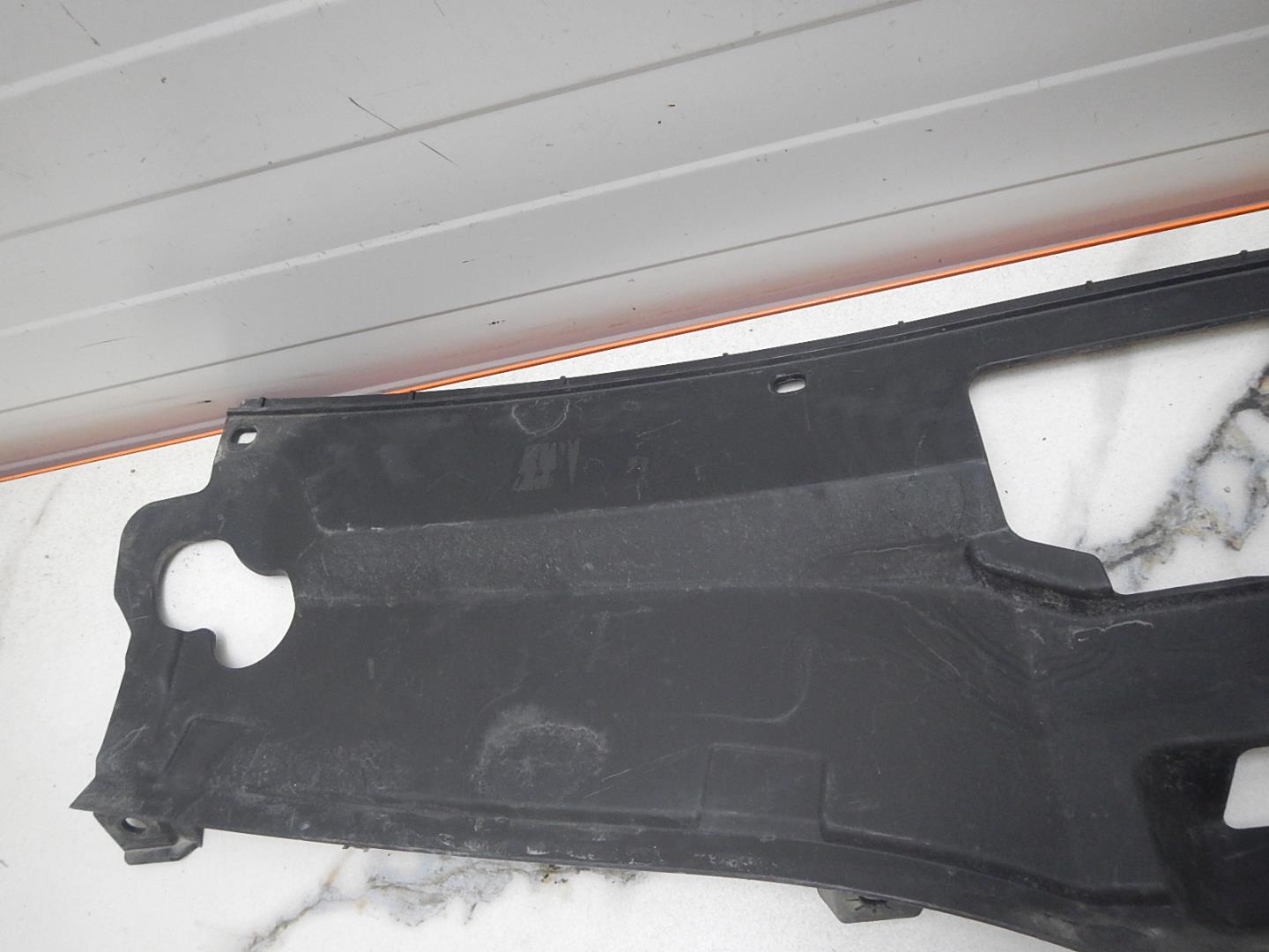 Кожух замка капота