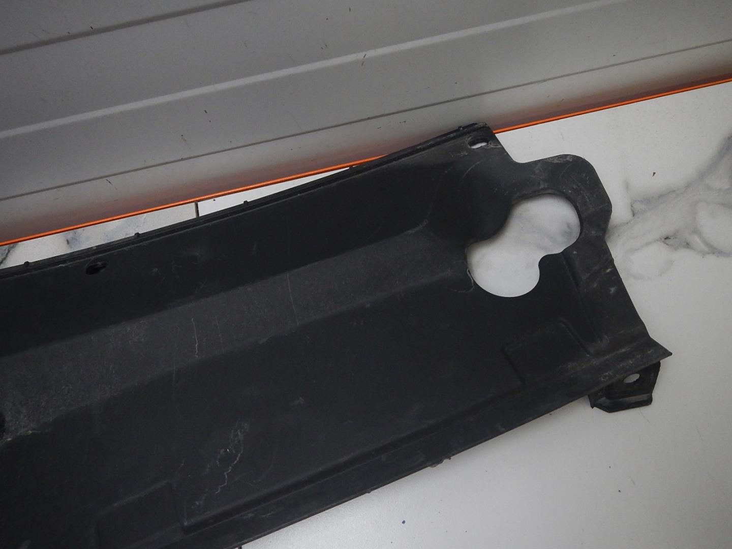 Кожух замка капота