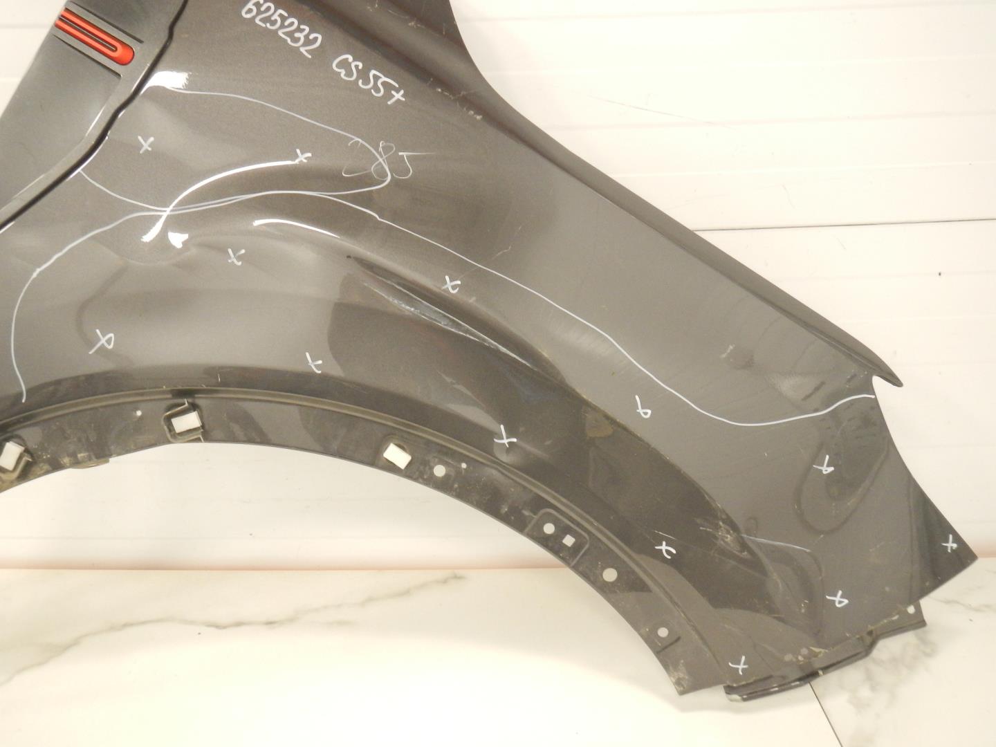 Крыло переднее правое