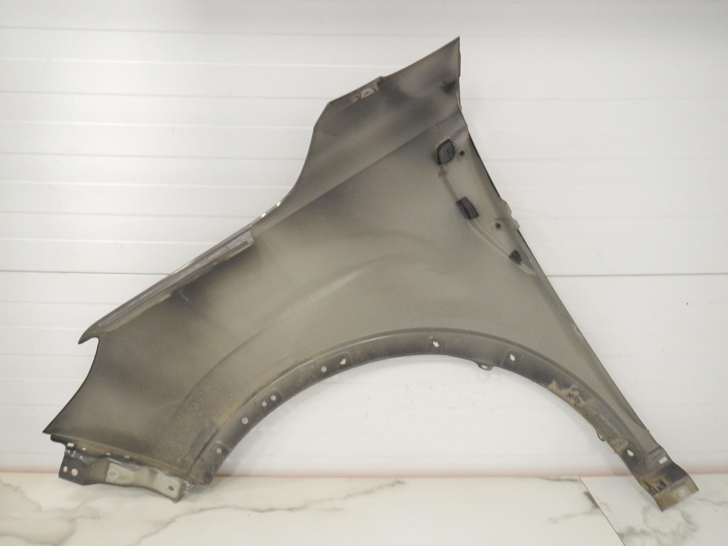 Крыло переднее правое