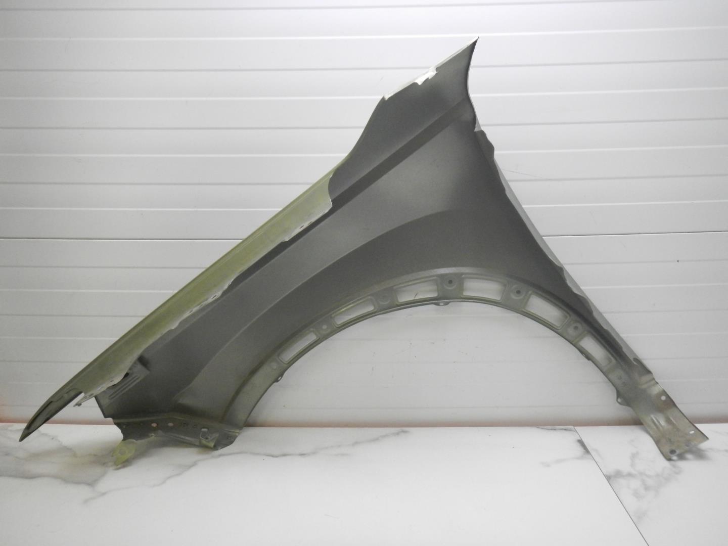 Крыло переднее правое