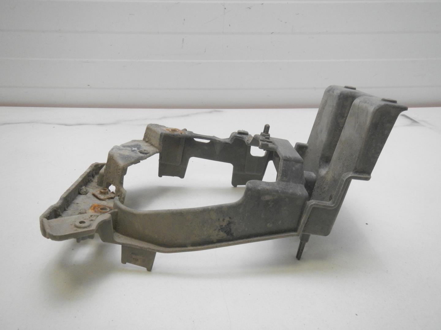 Кронштейн фар правый