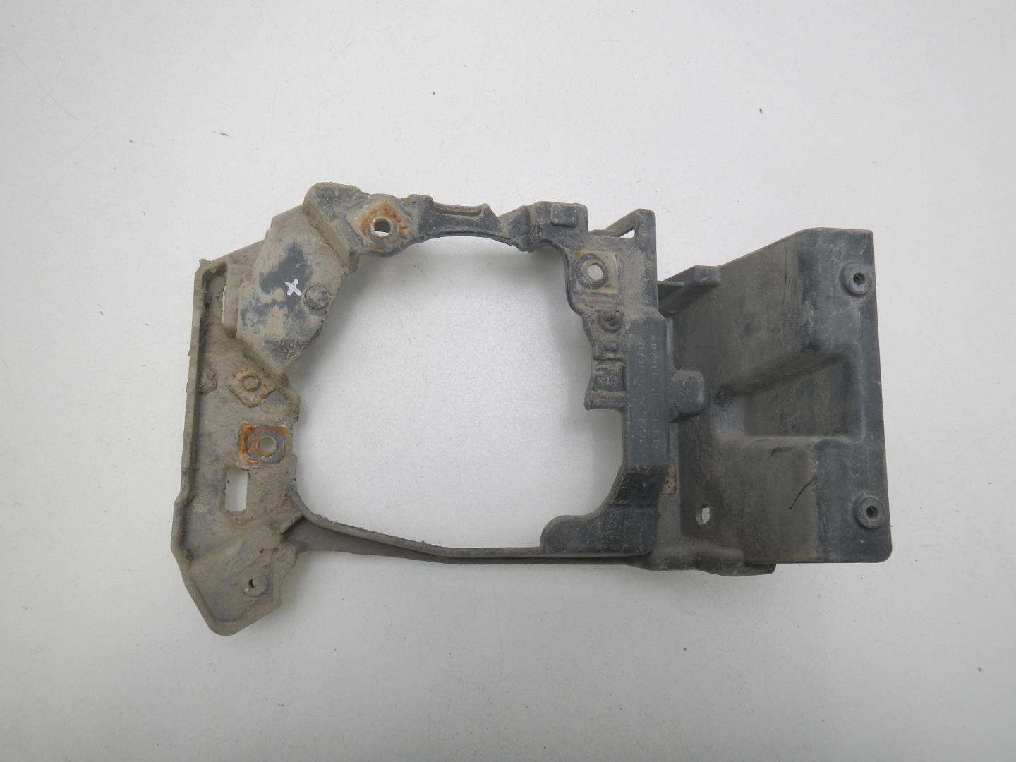 Кронштейн фар правый