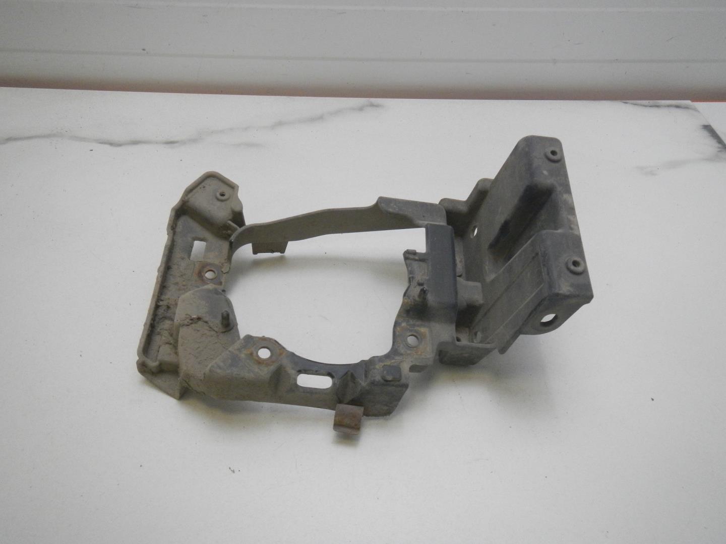 Кронштейн фар левый