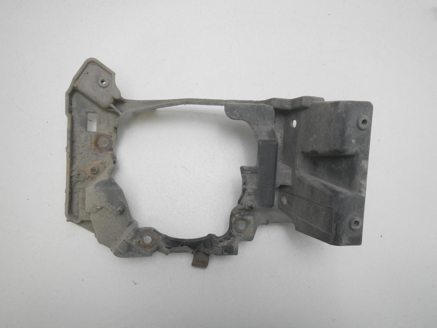 Кронштейн фар левый