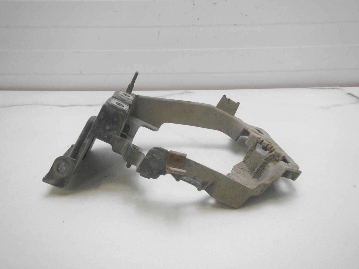 Кронштейн фар левый