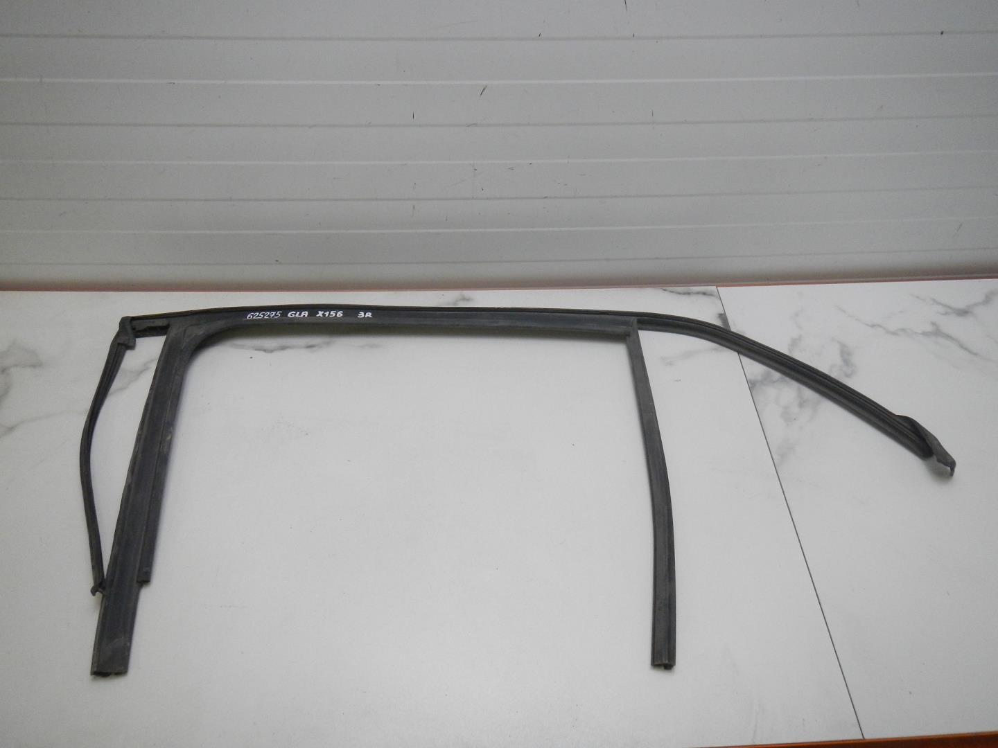 Уплотнитель стекла двери