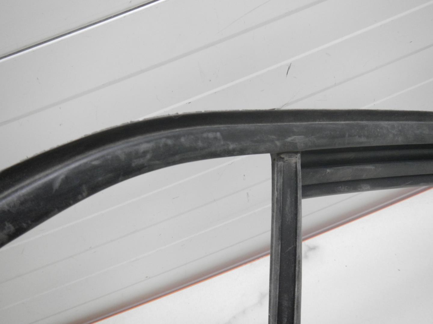 Уплотнитель стекла двери