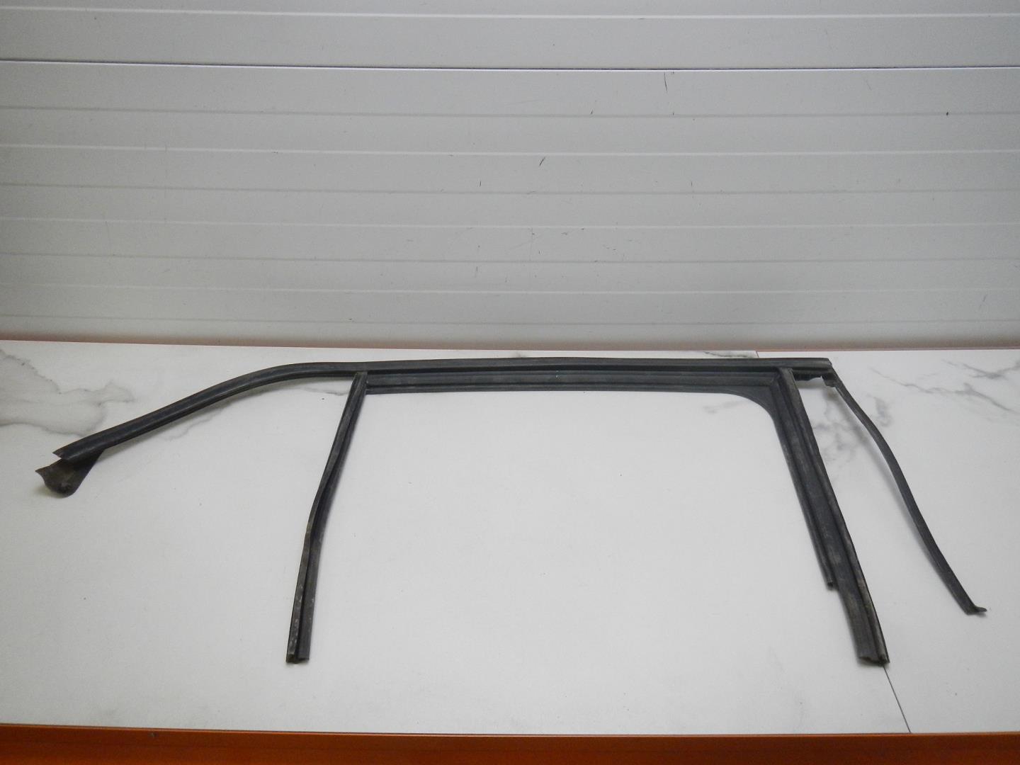 Уплотнитель стекла двери