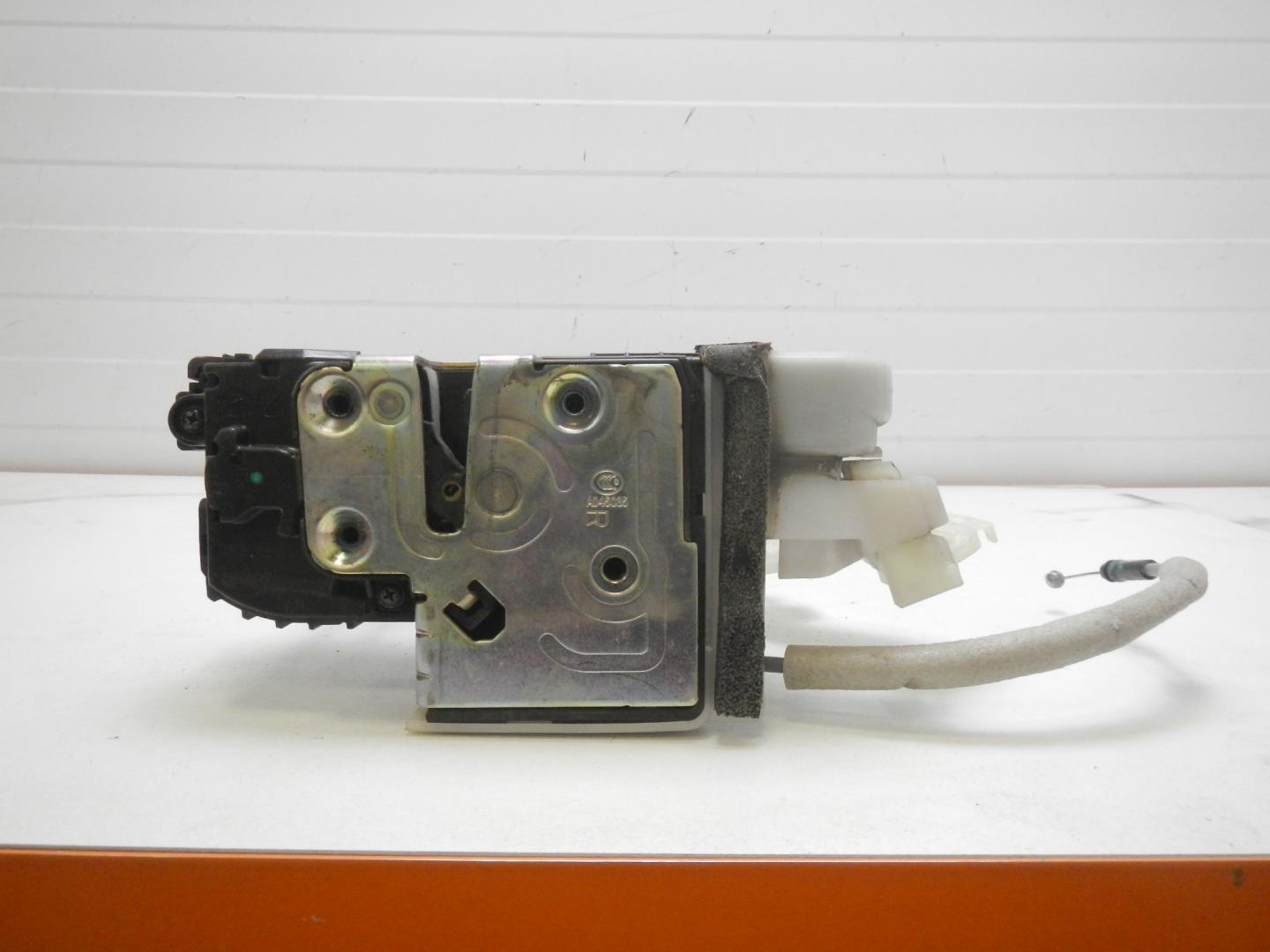 Замок двери передней правой