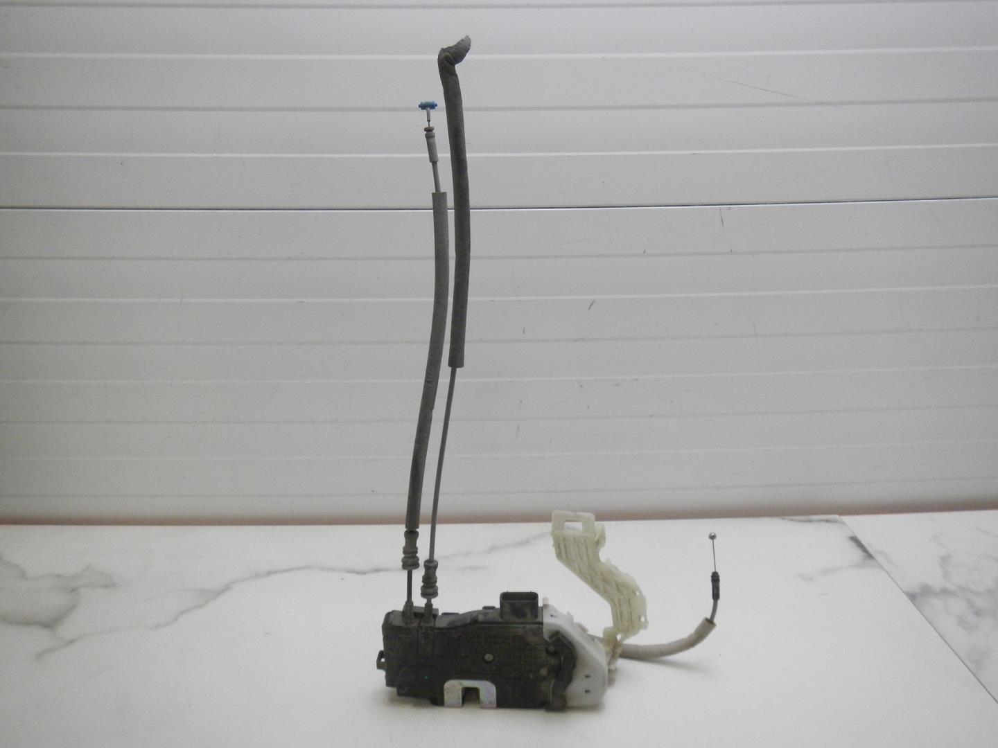 Замок двери передней правой