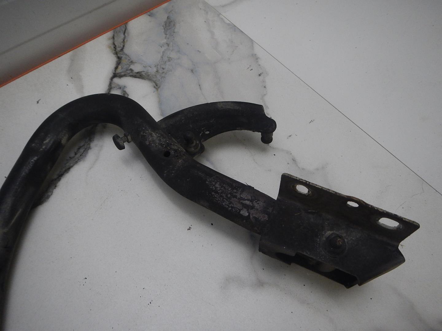 Петля крышки багажника