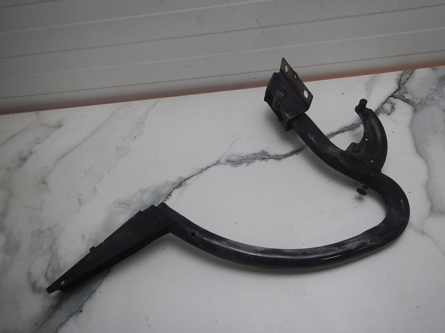 Петля крышки багажника