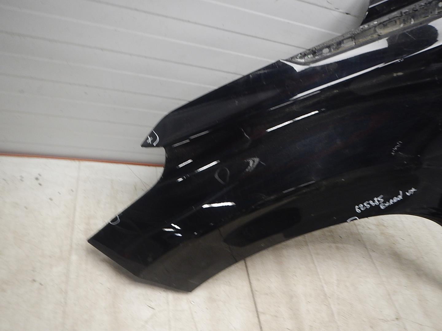 Крыло переднее левое