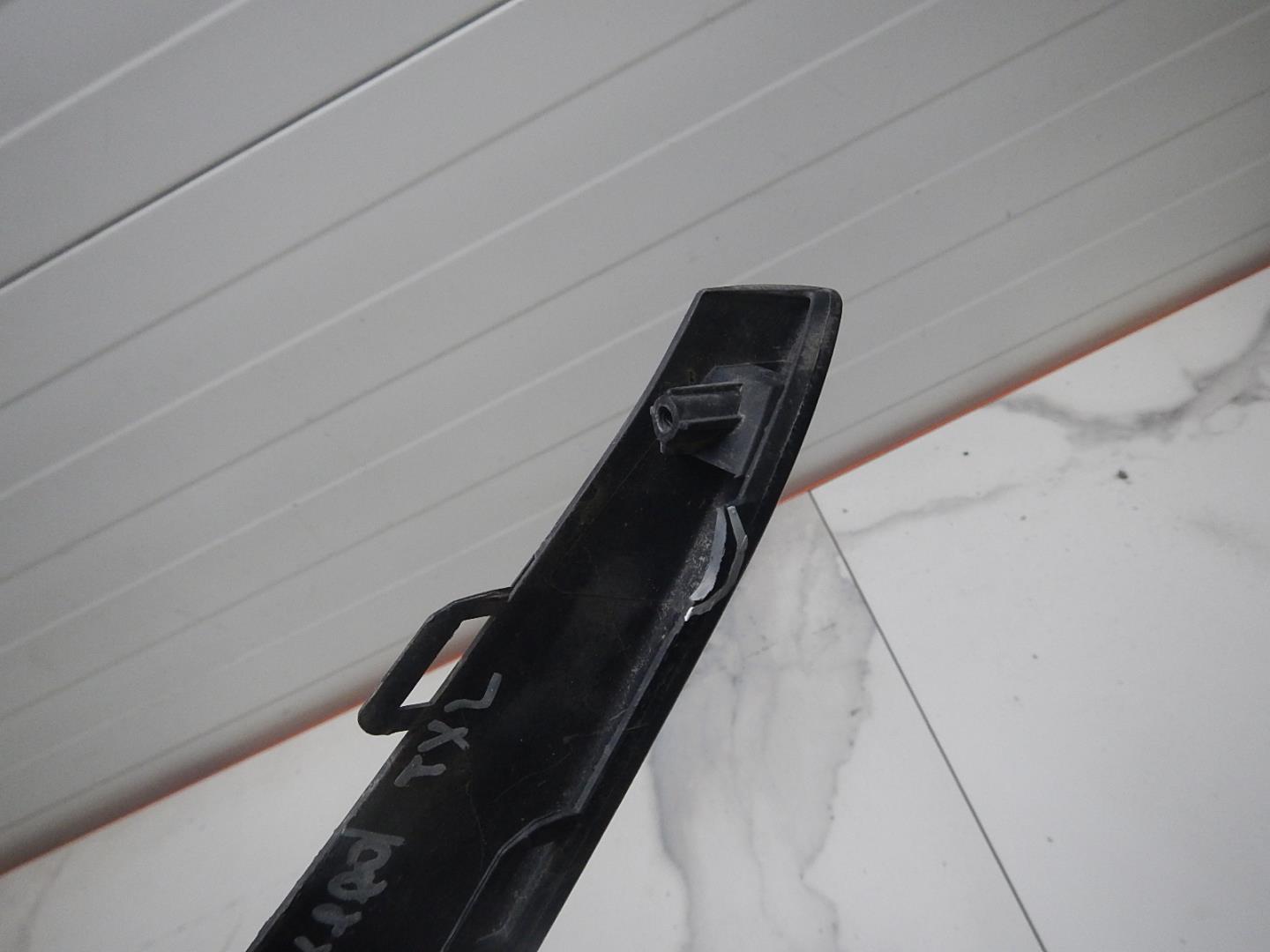 Молдинг переднего бампера правый