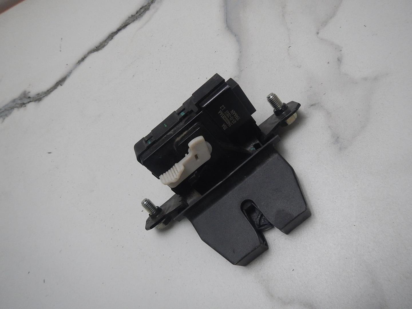 Замок багажника