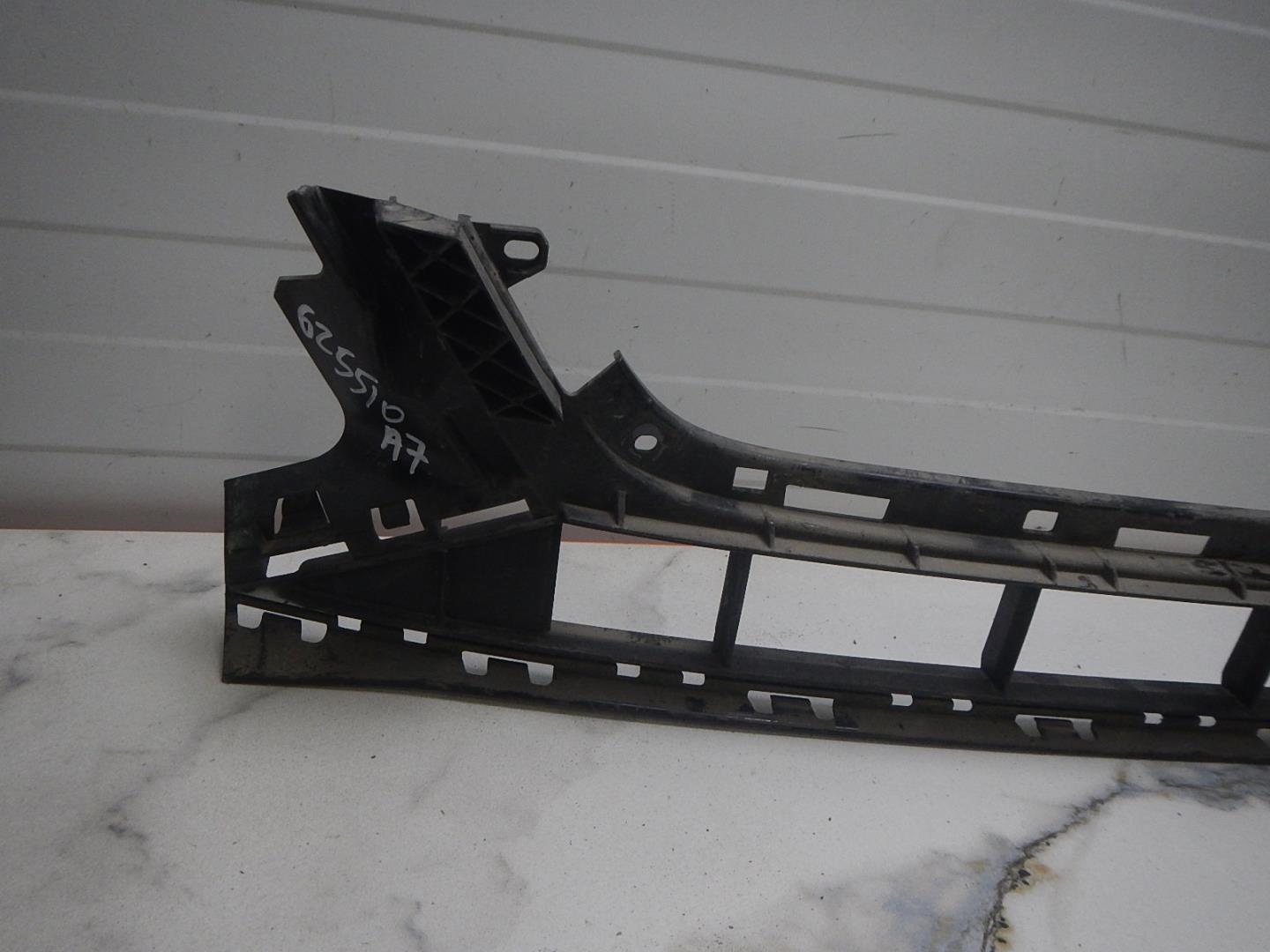 Решетка в бампер центральная