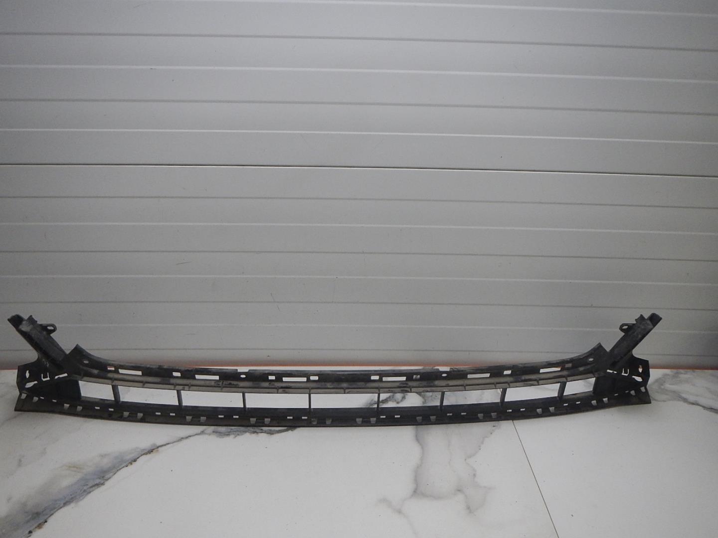 Решетка в бампер центральная