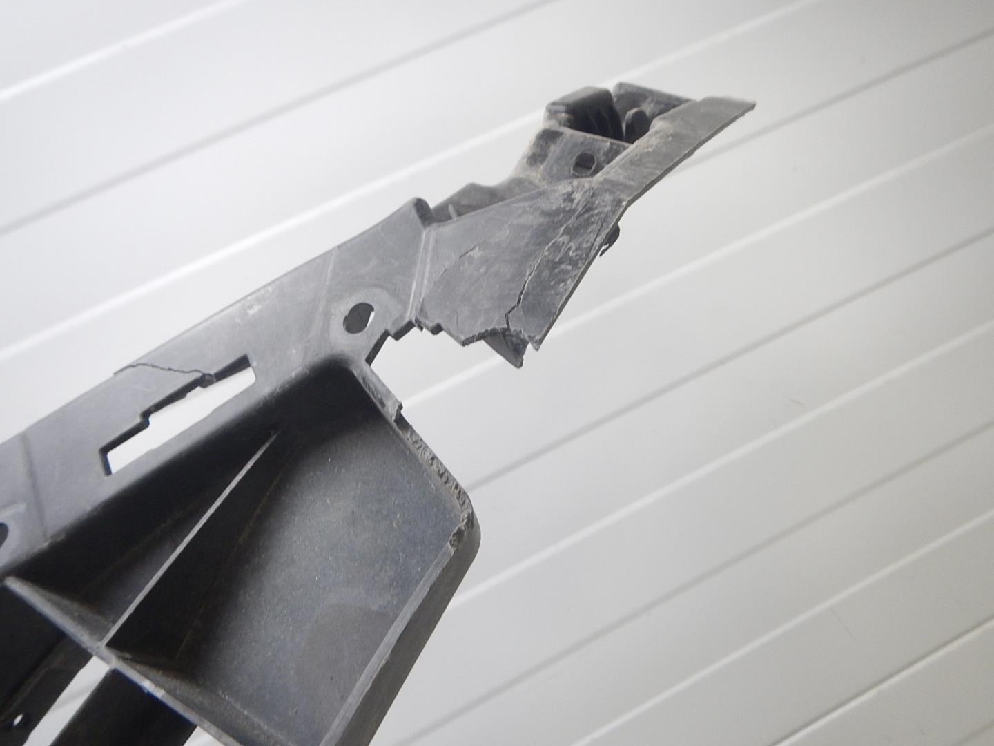 Кронштейн решетки радиатора