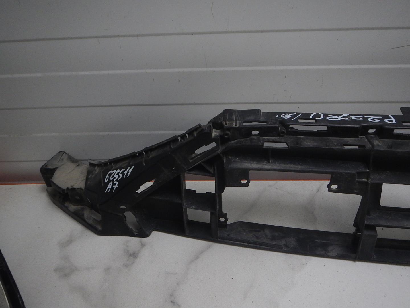 Кронштейн решетки радиатора